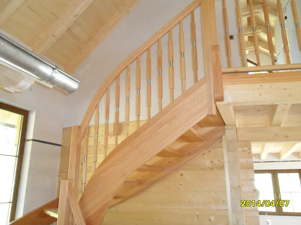 Geschwungene Holzstiege mit gedrechselten Balustern im Holzhaus