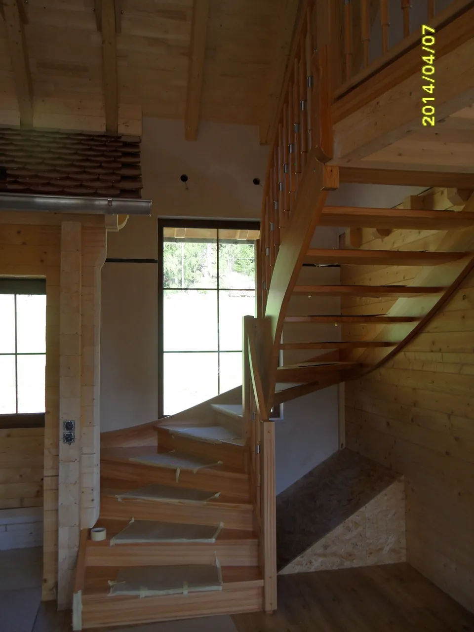 Viertelgewendelte Holzstiege mit Geländer im neuen Holzhaus