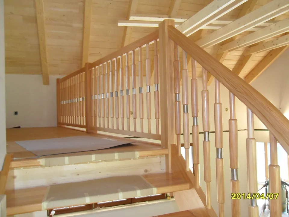 Galerie mit Holzgeländer und gedrechselten Balustern im Dachgeschoss