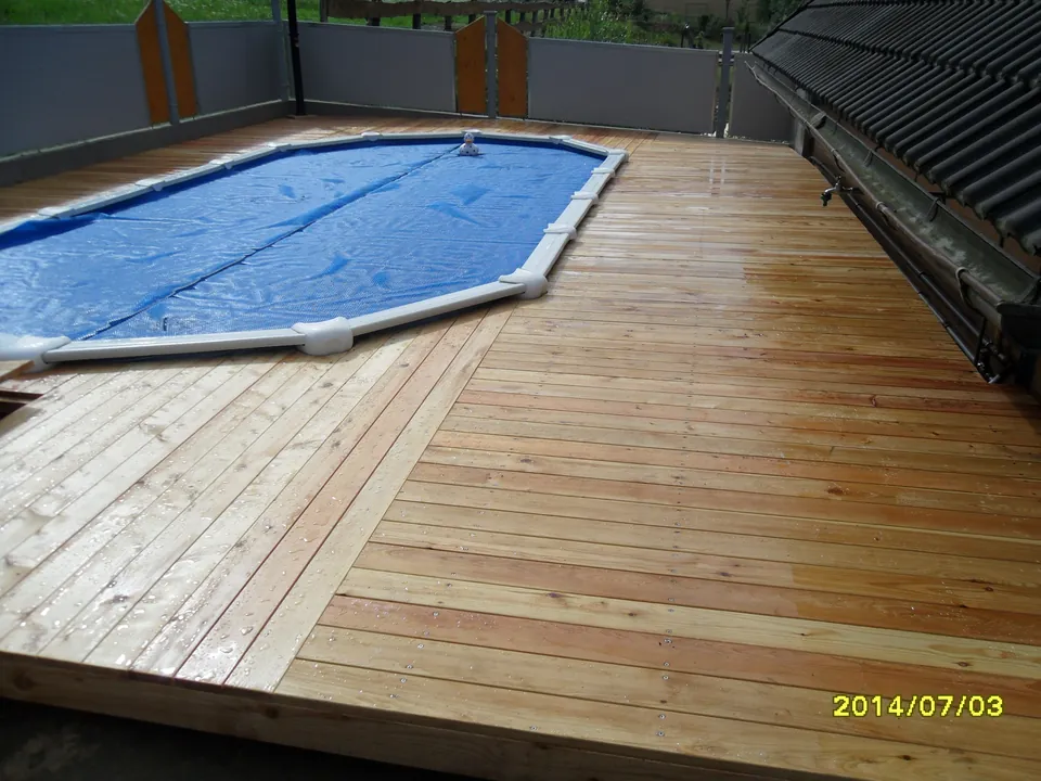Holzdeck aus hellen Dielen mit eingelassenem Pool