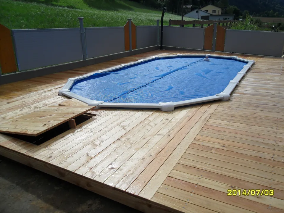 Pooldeck aus Holzdielen mit abnehmbarer Wartungsklappe