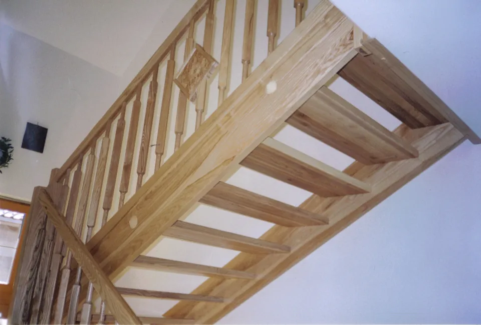 Untersicht einer Holzstiege mit Wangen und Balustergeländer