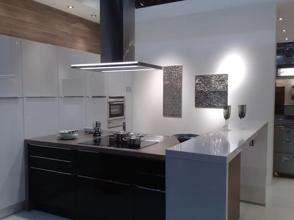 Moderne Küche in Weiß-Hochglanz mit dunklem Unterschrank und Theke