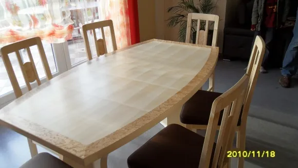 Esstisch aus hellem Holz mit Fliesenplatte und passenden Holzstühlen