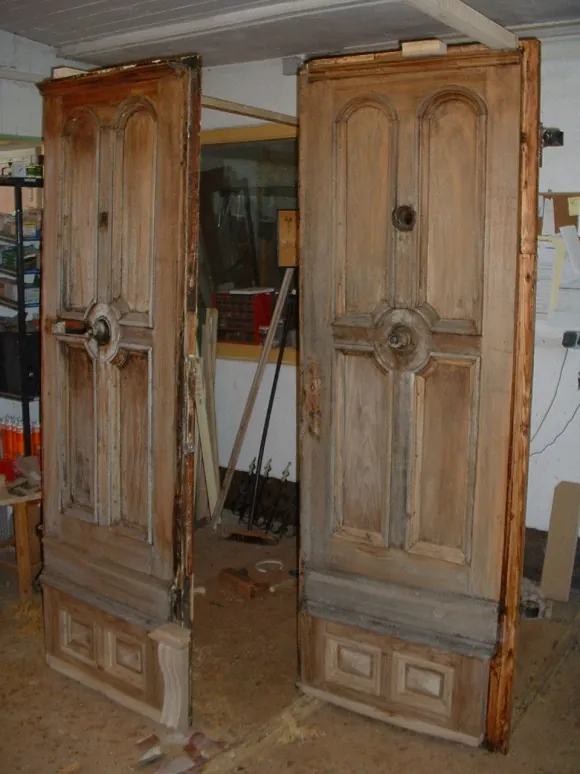 Alte zweiflügelige Kassettentür aus Holz bei der Restaurierung